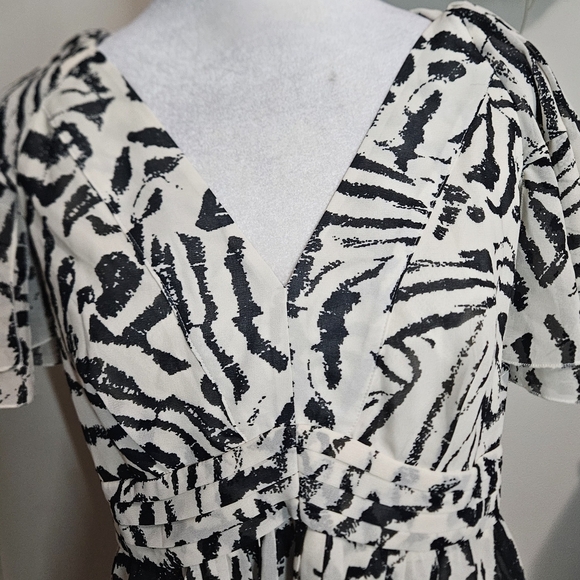 BANANA REPUBLIC Ruffle Sleeve Abstract Zebra Print Blouse. Ivory/black. 4 NWT - Picture 8 of 15